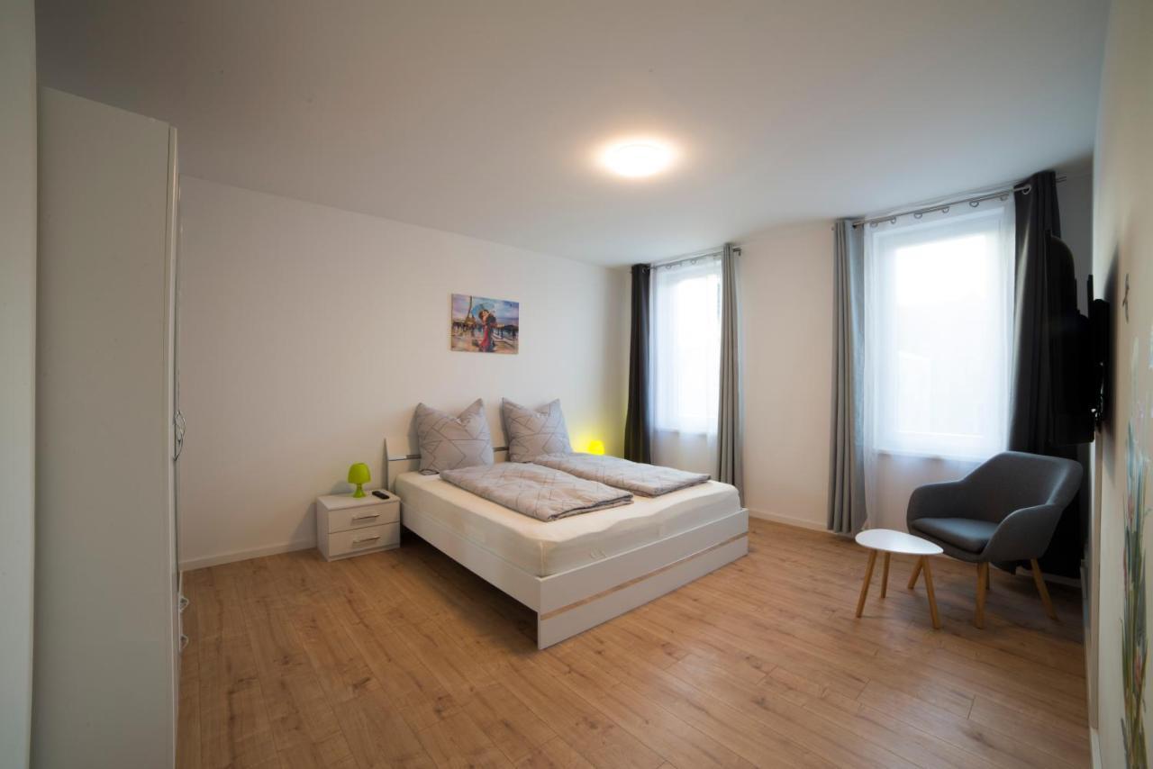Schoene Ferienwohnung 78M2, 3 Schlafzimmer, 2 Baeder, Zentrumnah, 1Og Erfurt Kültér fotó
