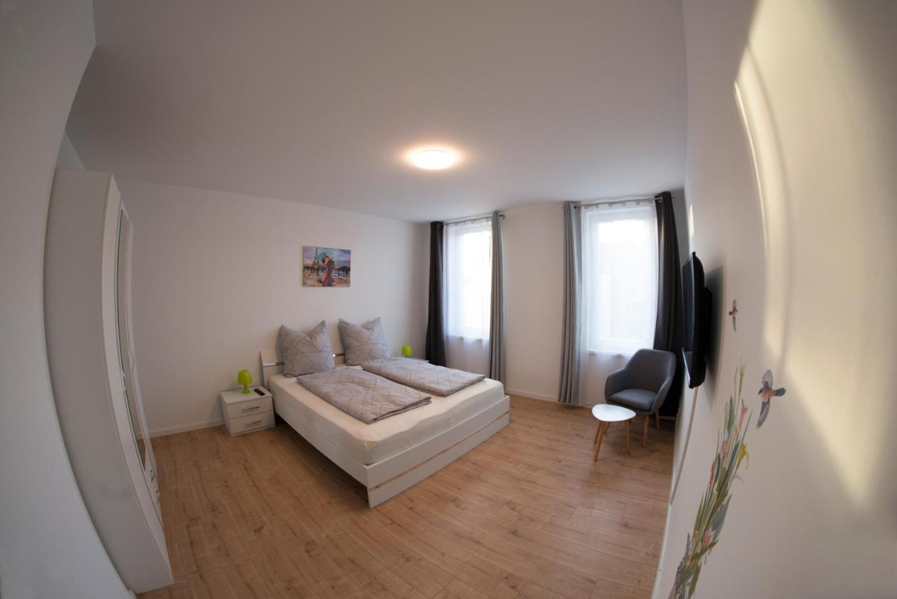Schoene Ferienwohnung 78M2, 3 Schlafzimmer, 2 Baeder, Zentrumnah, 1Og Erfurt Kültér fotó