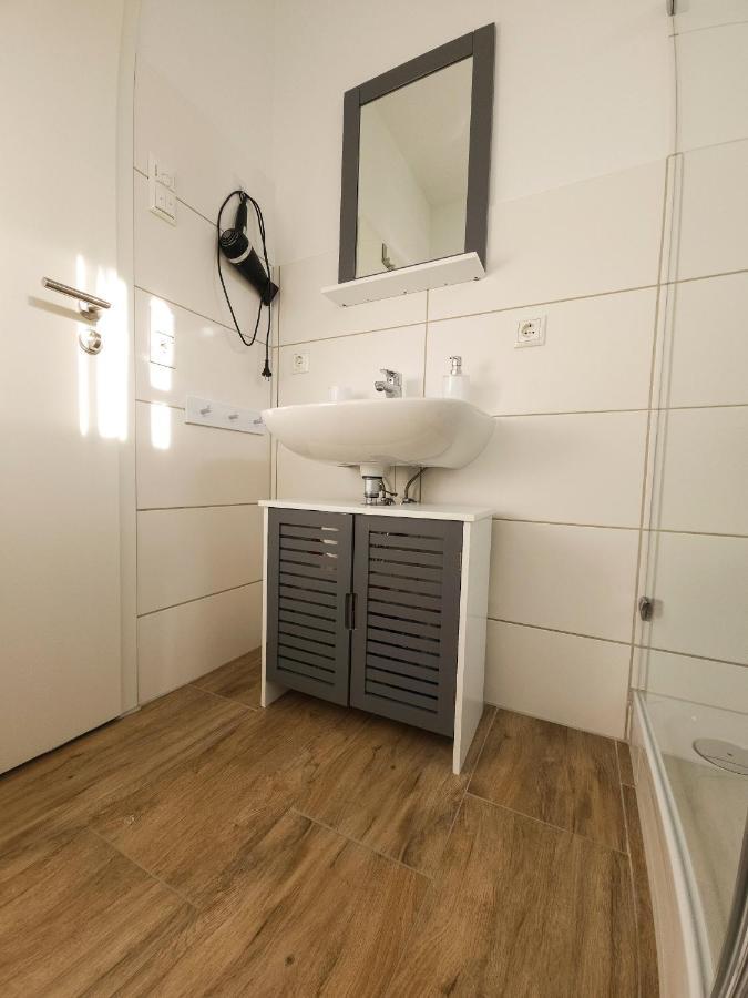 Schoene Ferienwohnung 78M2, 3 Schlafzimmer, 2 Baeder, Zentrumnah, 1Og Erfurt Kültér fotó