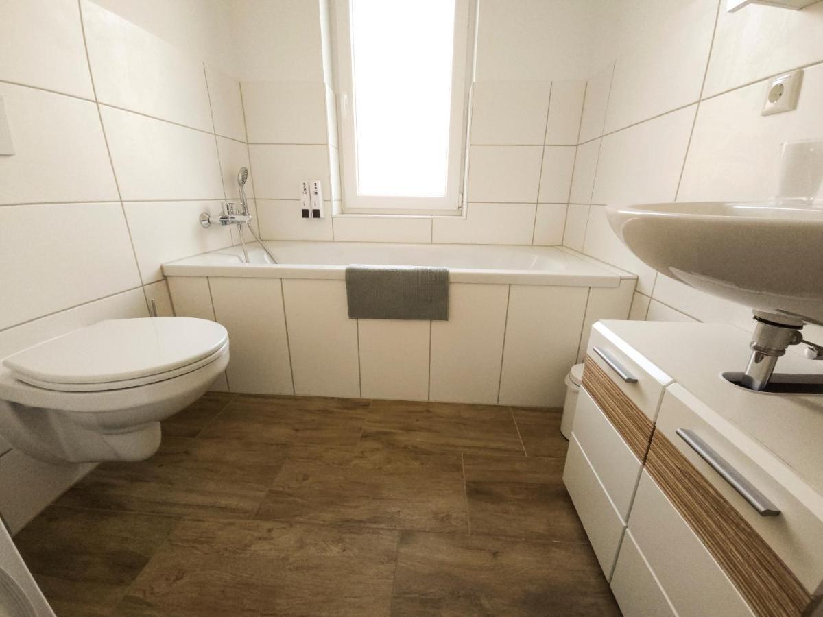 Schoene Ferienwohnung 78M2, 3 Schlafzimmer, 2 Baeder, Zentrumnah, 1Og Erfurt Kültér fotó